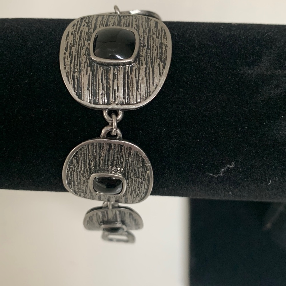 Lia Sophia bracelet!‎ Silver tone with black acrylic stone!!